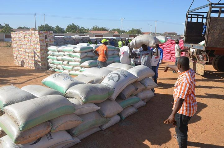 Alimentos, água potável e artigos básicos estão entre os itens fornecidos aos nigerianos