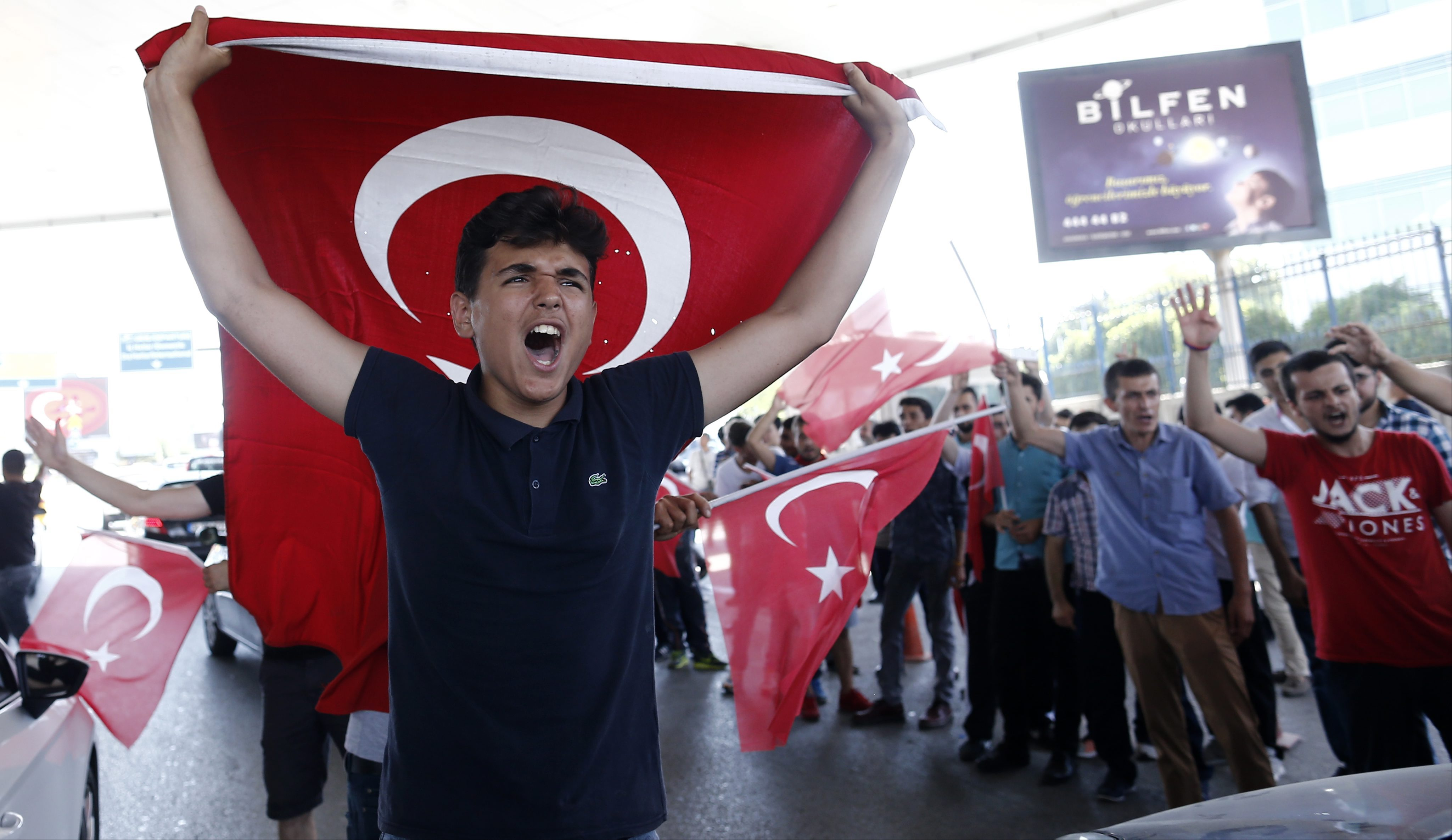 Apoiadores do presidente turco Recep Erdogan vão às ruas de Istambul com bandeiras do país, para comemorar a derrota de uma tentativa de golpe militar no país