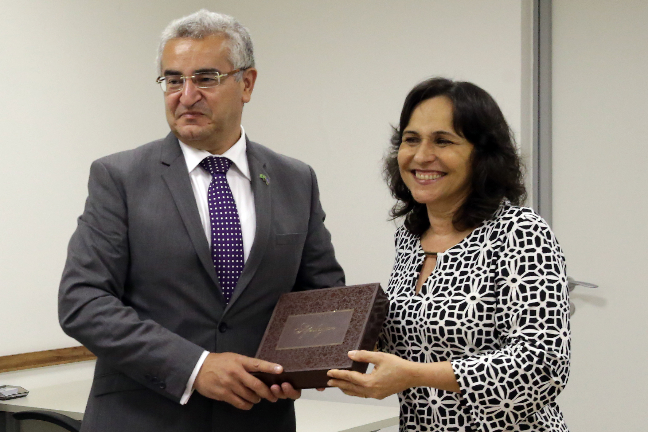 Brasília - O embaixador do Azerbaijão, Elkhan Polukhov, visita as instalações da Empresa Brasil de Comunicação, acompanhado da Diretora-Geral da EBC, Christiane Samarco (Antonio Cruz/Agência Brasil)