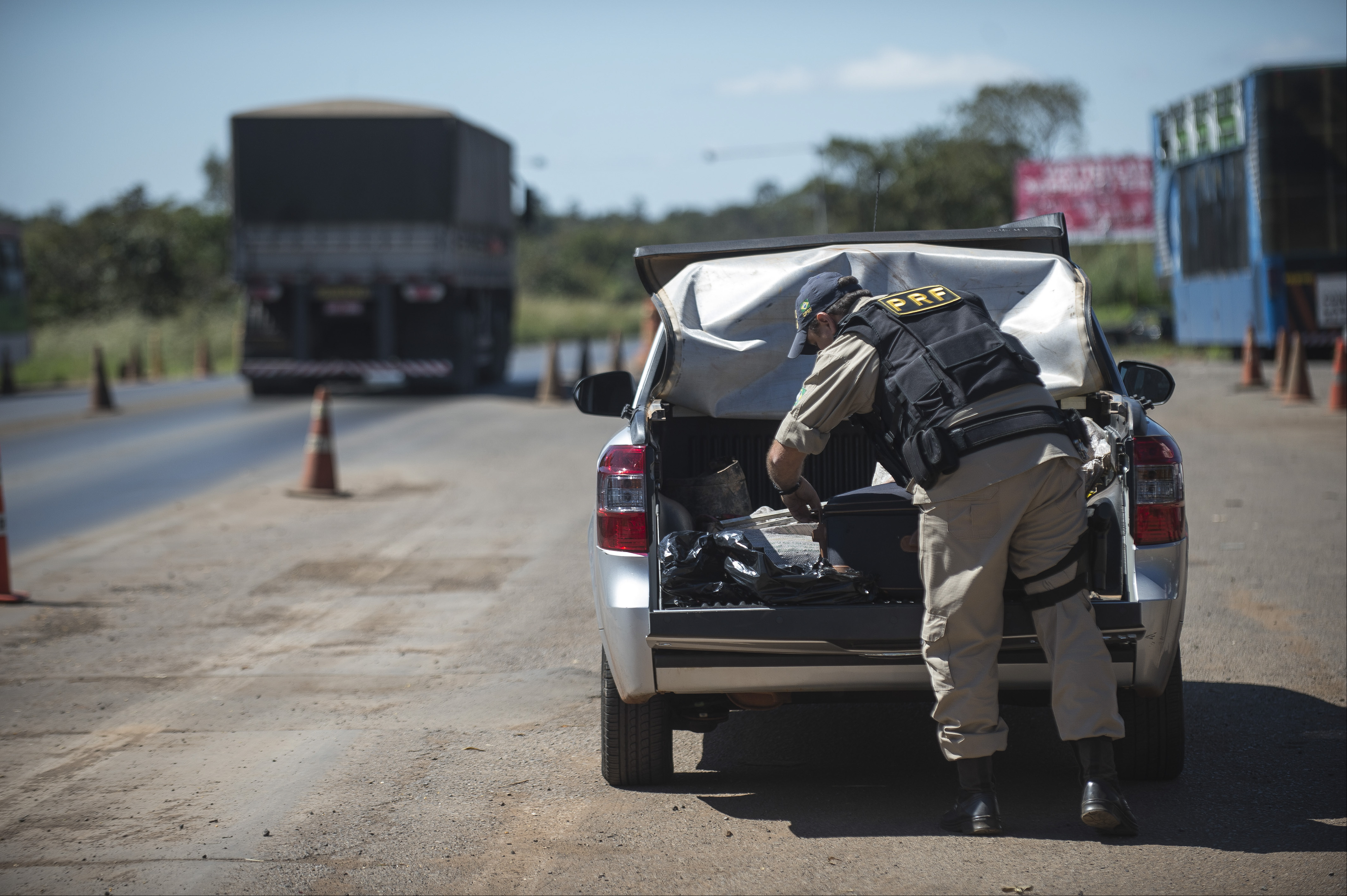 O Exército e a Polícia Rodoviária Federal realizam fiscalização em busca de explosivos e produtos correlatos como parte da Operação Dínamo II, na BR-020 (Marcelo Camargo/Agência Brasil)