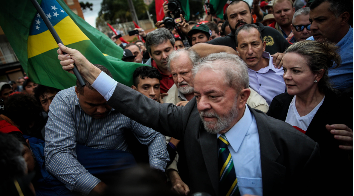O ex-presidente Luiz Inácio Lula da Silva chega para depor na sede da Justiça Federal no Paraná (EFE/Direitos Reservados)