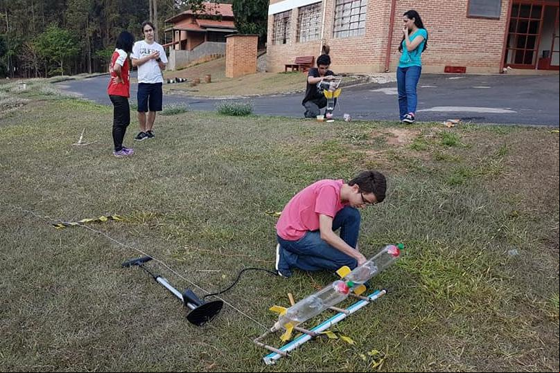 Estudante prepara lançamento de foguete feito com garrafas PET