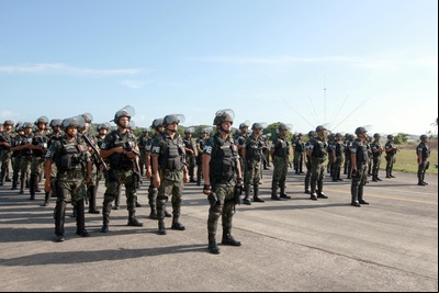 Militares do 4 Batalhão do Exército do Recife desembarcam em Salvador