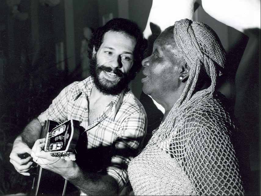 Encontro de Clementina de Jesus e João Bosco no Projeto Pinxuiguinha, da Funarte, que circulou show de duplas de artistas populares pelo país. Acervo-Funarte.
