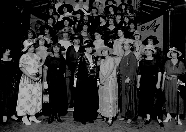 Feministas pioneiras se reúnem pelo voto feminino